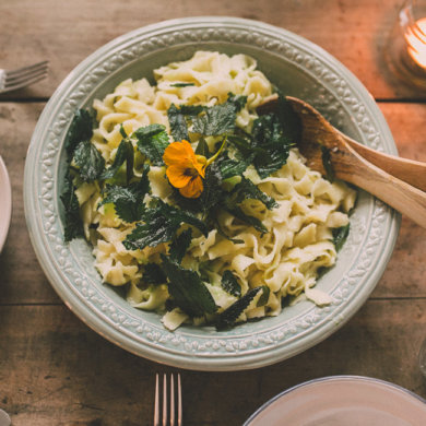 Pasta. Vegan. Mit Brennnesselchips und Zitronen - Knoblauch Dressing