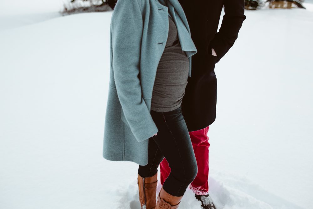 Babybauchshooting im winterlichen Allgäu
