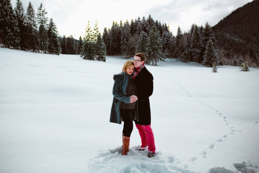 Babybauchshooting im winterlichen Allgäu