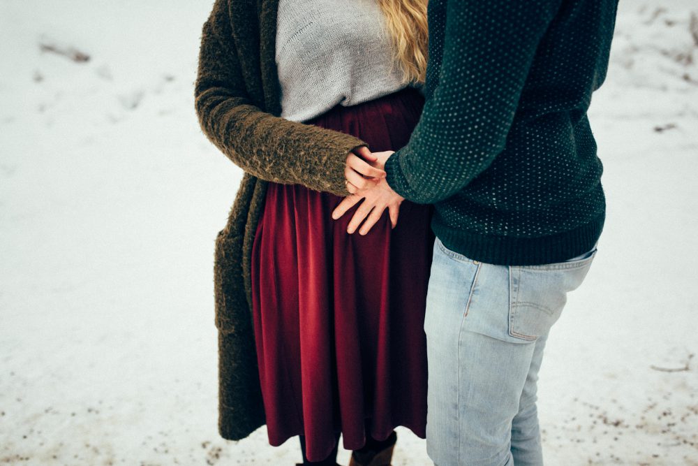 Babybauchshooting mit Schneeweitblick