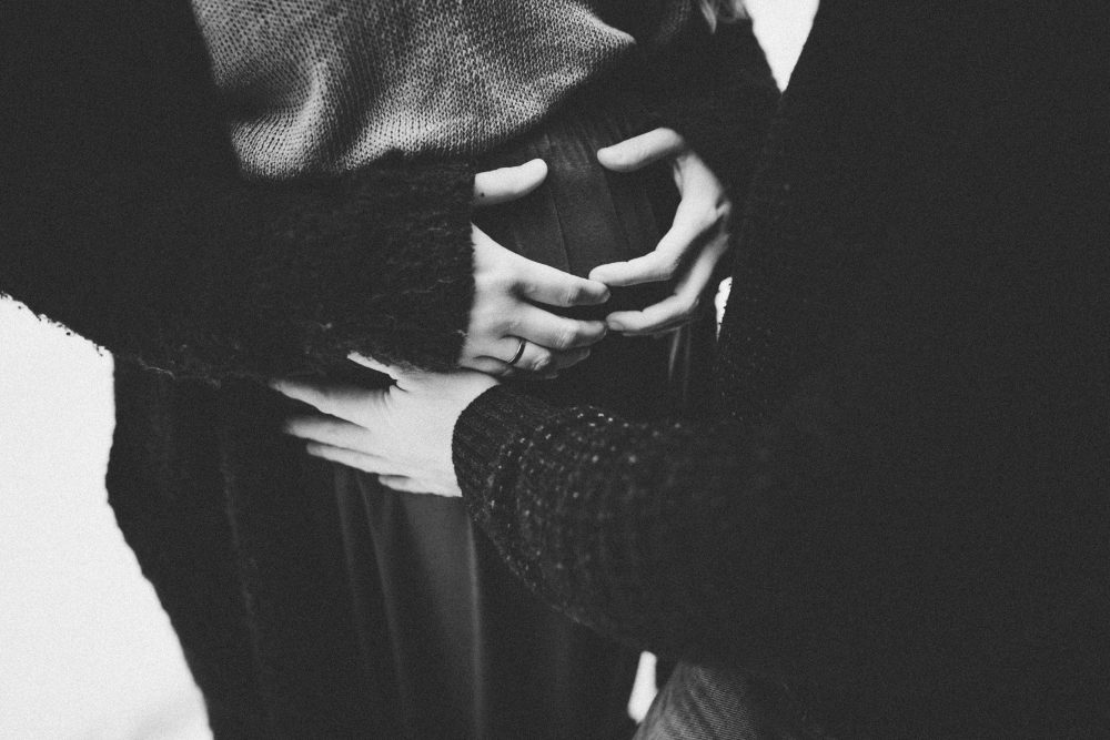 Babybauchshooting mit Schneeweitblick