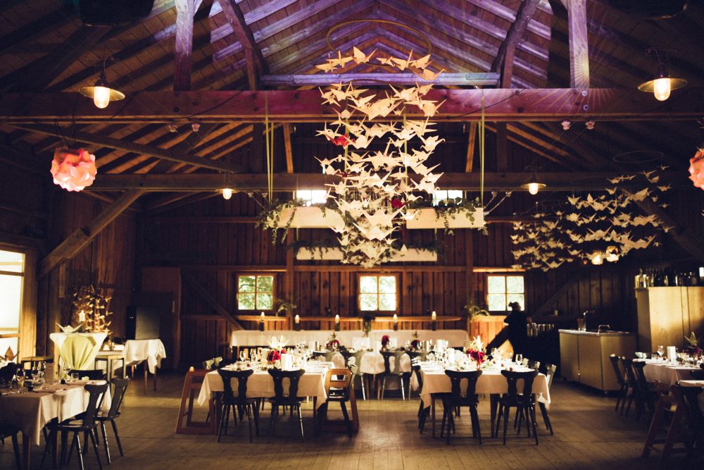 1001 Origami Kraniche auf der Scheunenhochzeit AmVieh-Theater / Schwindegg