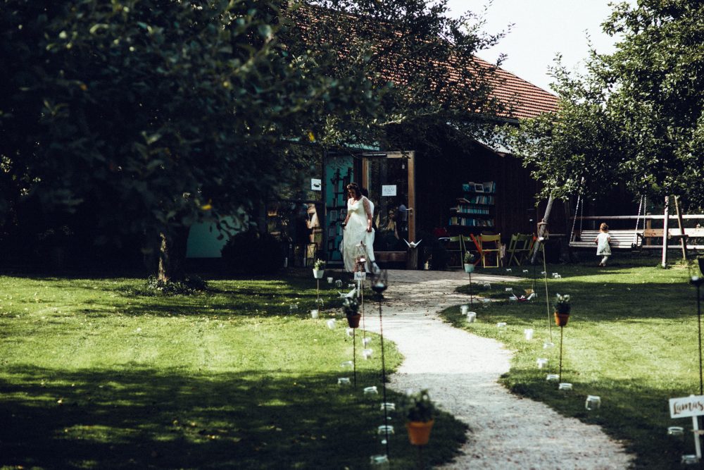 1001 Origami Kraniche auf der Scheunenhochzeit AmVieh-Theater / Schwindegg