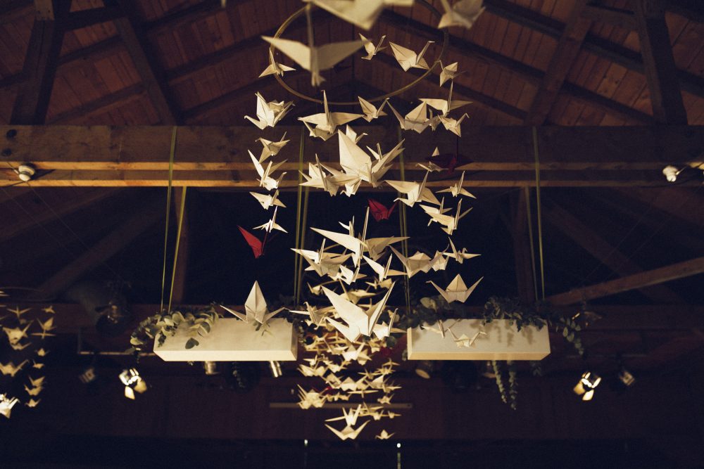 1001 Origami Kraniche auf der Scheunenhochzeit AmVieh-Theater / Schwindegg