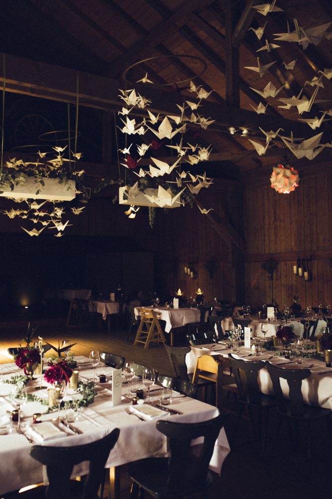 1001 Origami Kraniche auf der Scheunenhochzeit AmVieh-Theater / Schwindegg