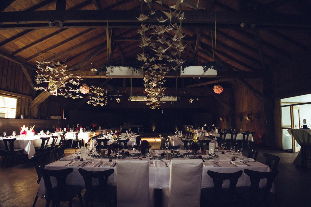 1001 Origami Kraniche auf der Scheunenhochzeit AmVieh-Theater / Schwindegg