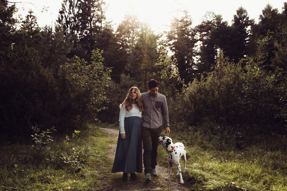 Babybauchshooting an der idyllischen Isar