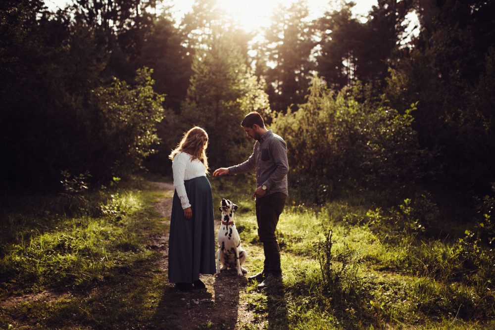 Babybauchshooting an der idyllischen Isar
