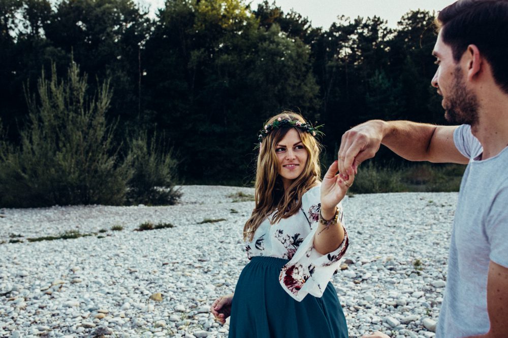 Babybauchshooting an der idyllischen Isar