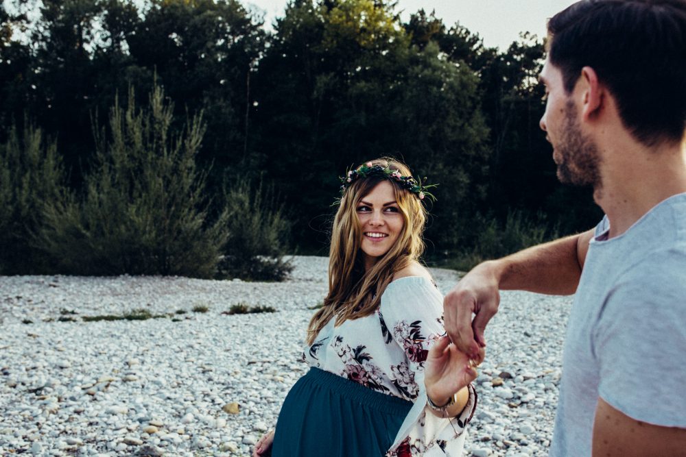 Babybauchshooting an der idyllischen Isar