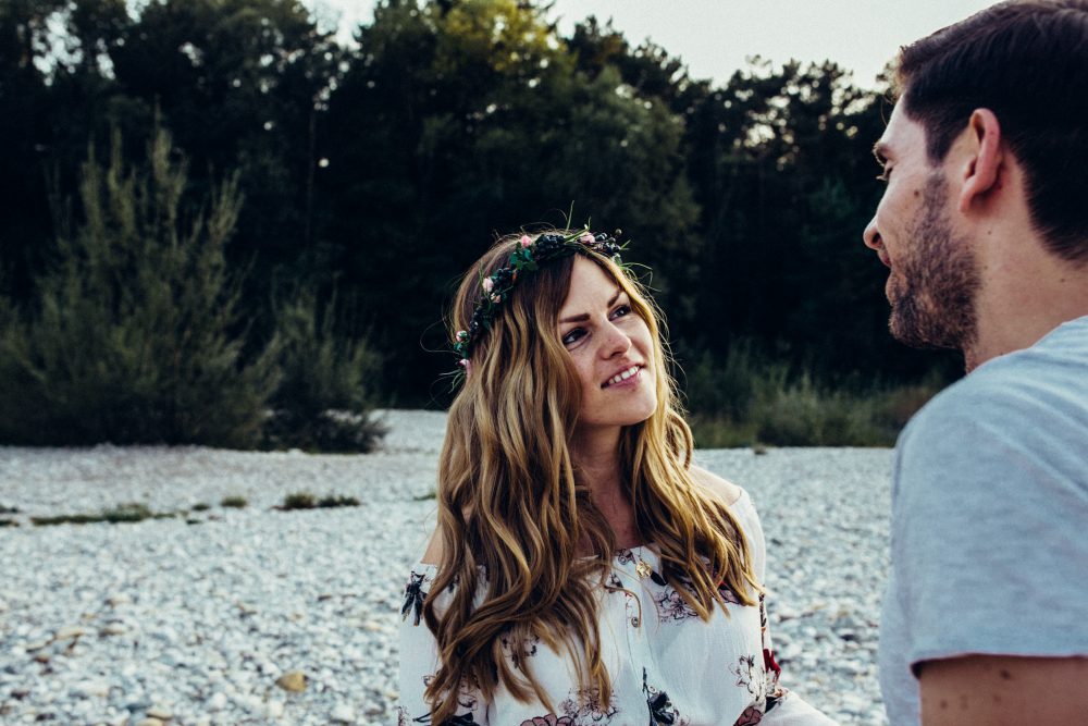 Babybauchshooting an der idyllischen Isar