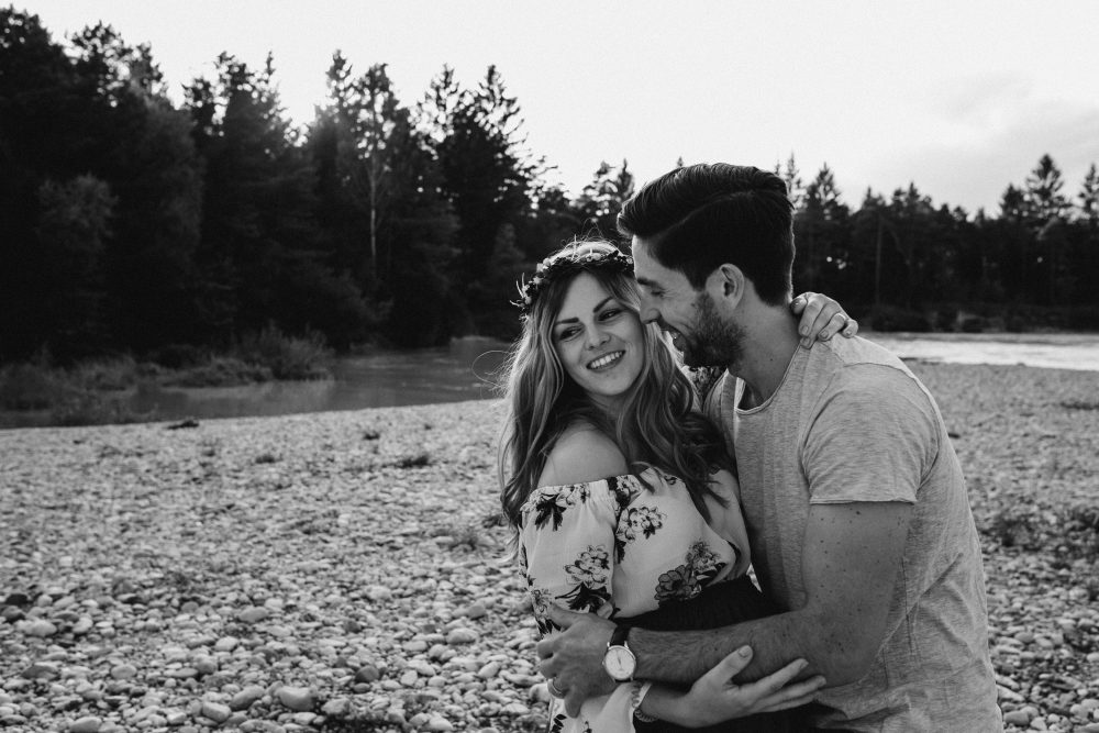 Babybauchshooting an der idyllischen Isar