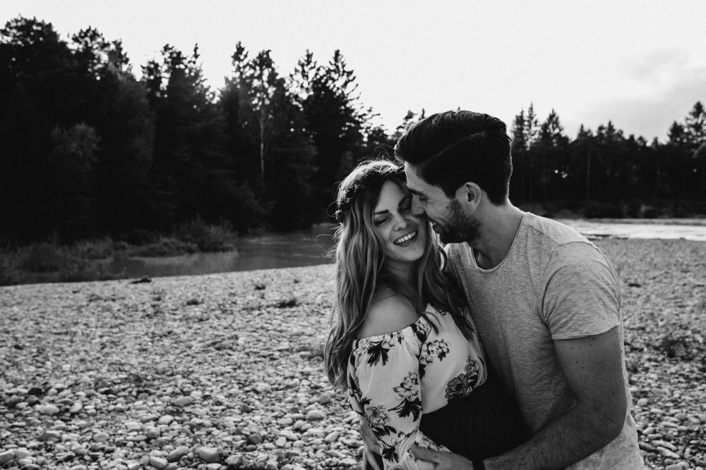 Babybauchshooting an der idyllischen Isar