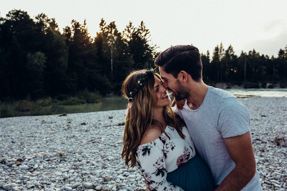 Babybauchshooting an der idyllischen Isar