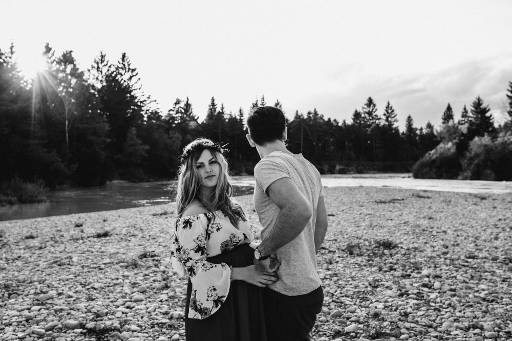 Babybauchshooting an der idyllischen Isar