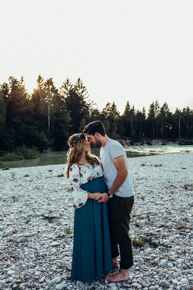 Babybauchshooting an der idyllischen Isar