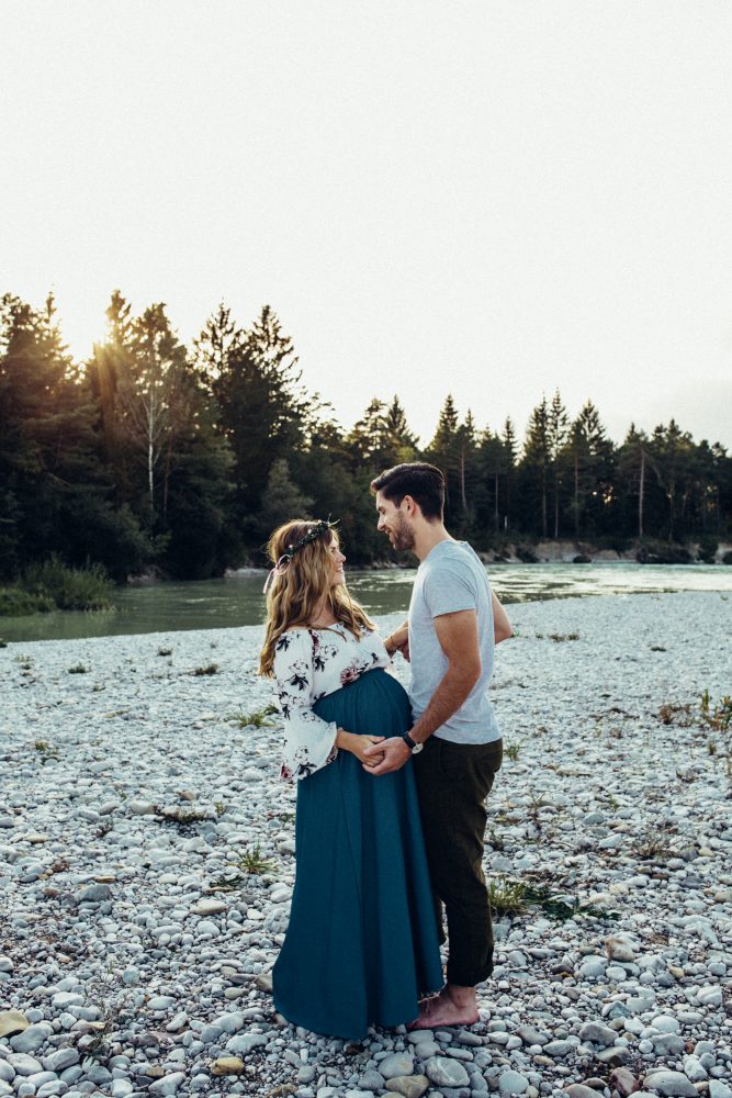 Babybauchshooting an der idyllischen Isar