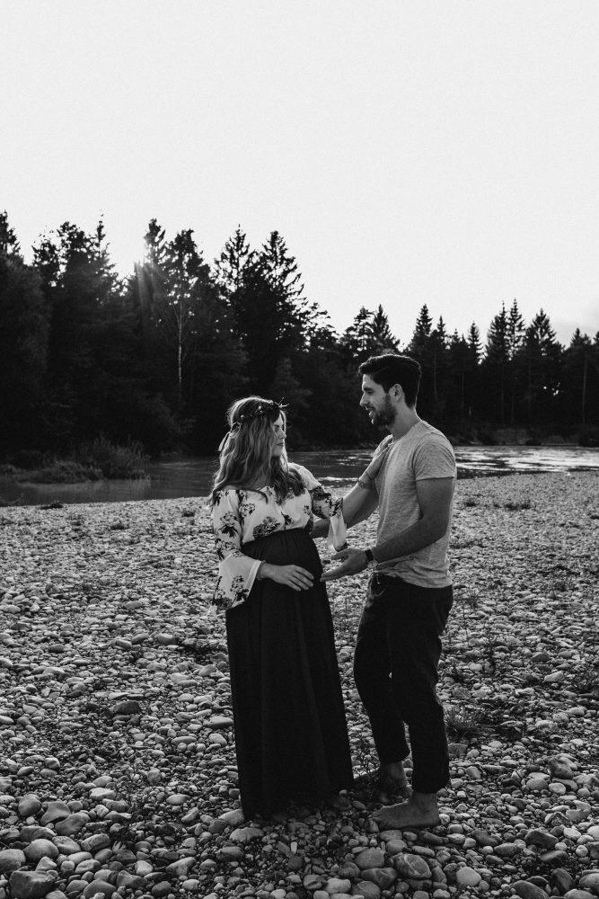 Babybauchshooting an der idyllischen Isar