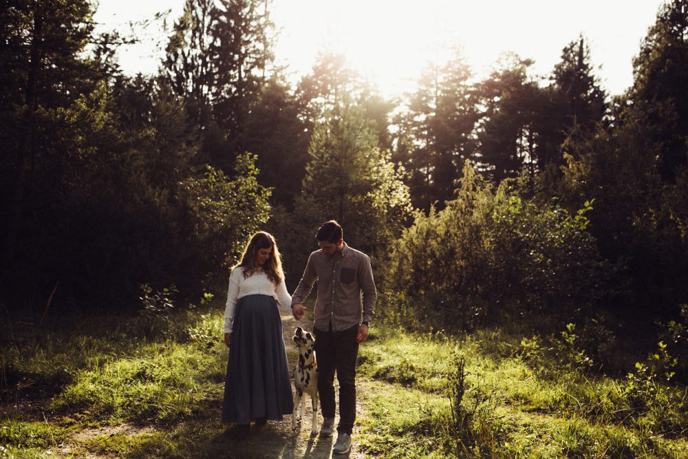 Babybauchshooting an der idyllischen Isar