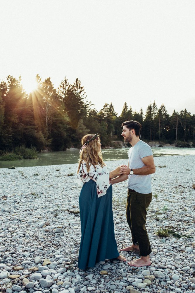 Babybauchshooting an der idyllischen Isar