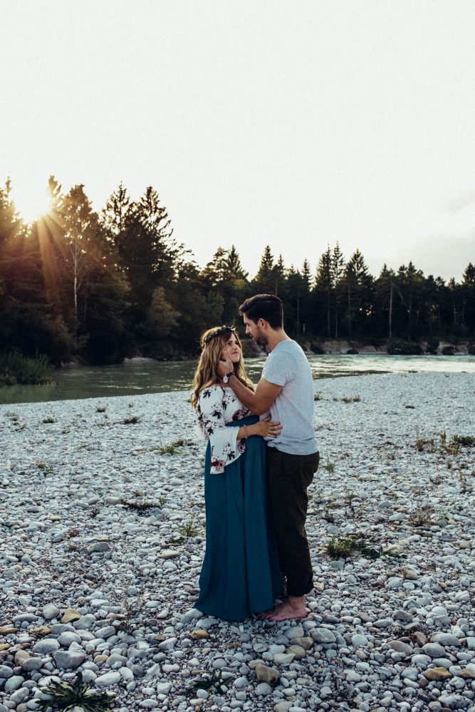 Babybauchshooting an der idyllischen Isar