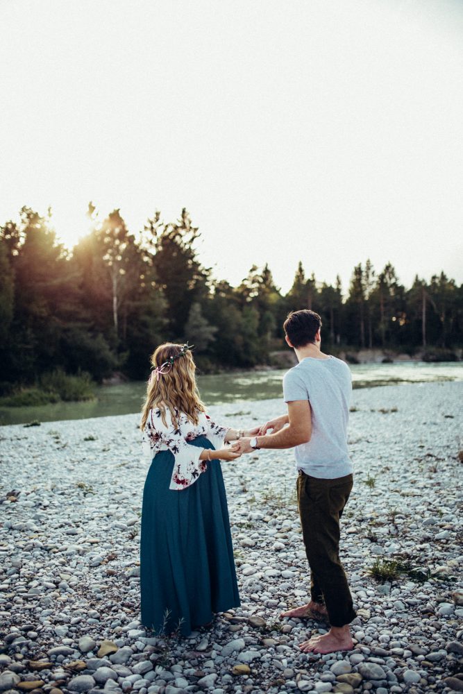 Babybauchshooting an der idyllischen Isar