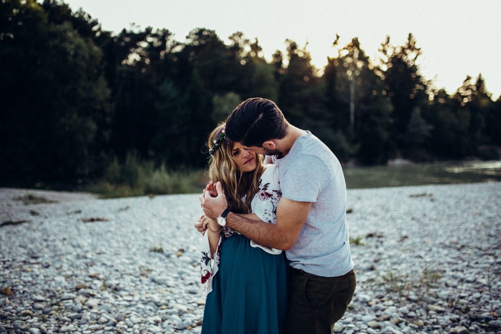 Babybauchshooting an der idyllischen Isar