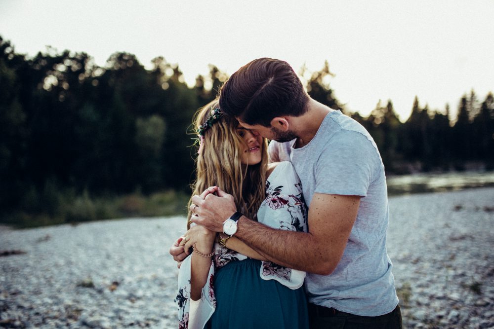 Babybauchshooting an der idyllischen Isar