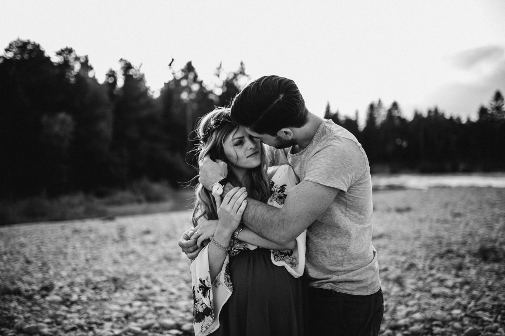 Babybauchshooting an der idyllischen Isar