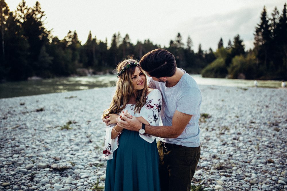 Babybauchshooting an der idyllischen Isar
