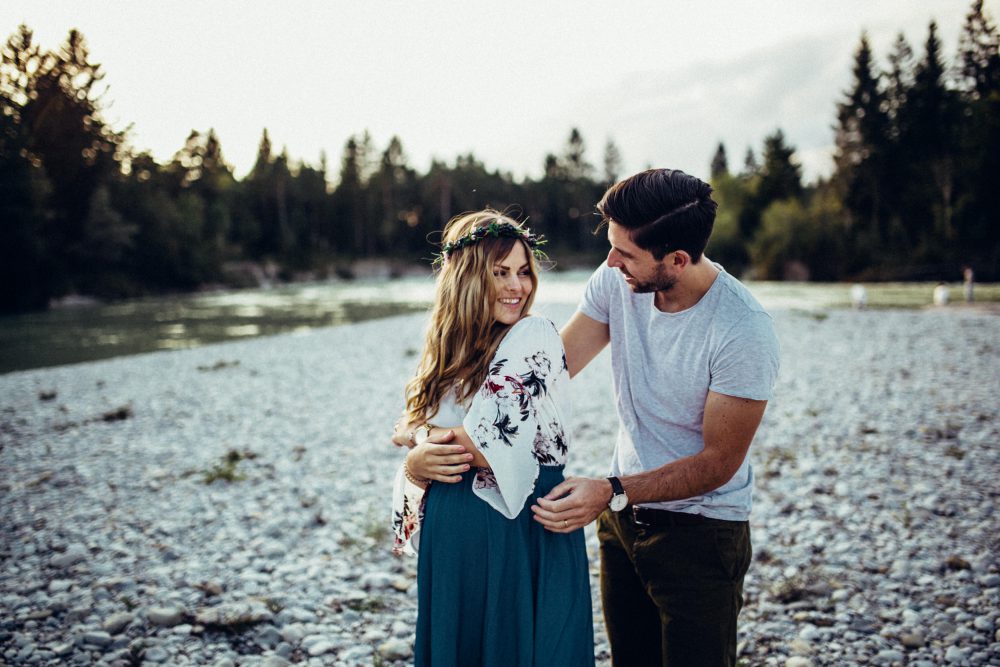 Babybauchshooting an der idyllischen Isar