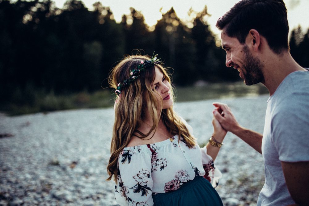 Babybauchshooting an der idyllischen Isar