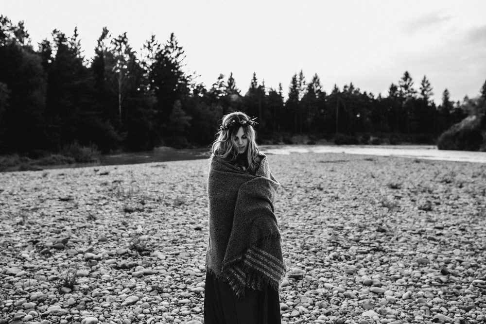 Babybauchshooting an der idyllischen Isar