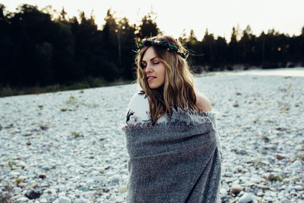 Babybauchshooting an der idyllischen Isar