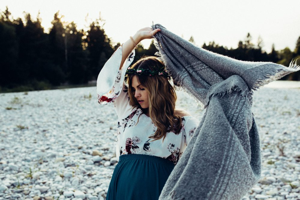 Babybauchshooting an der idyllischen Isar