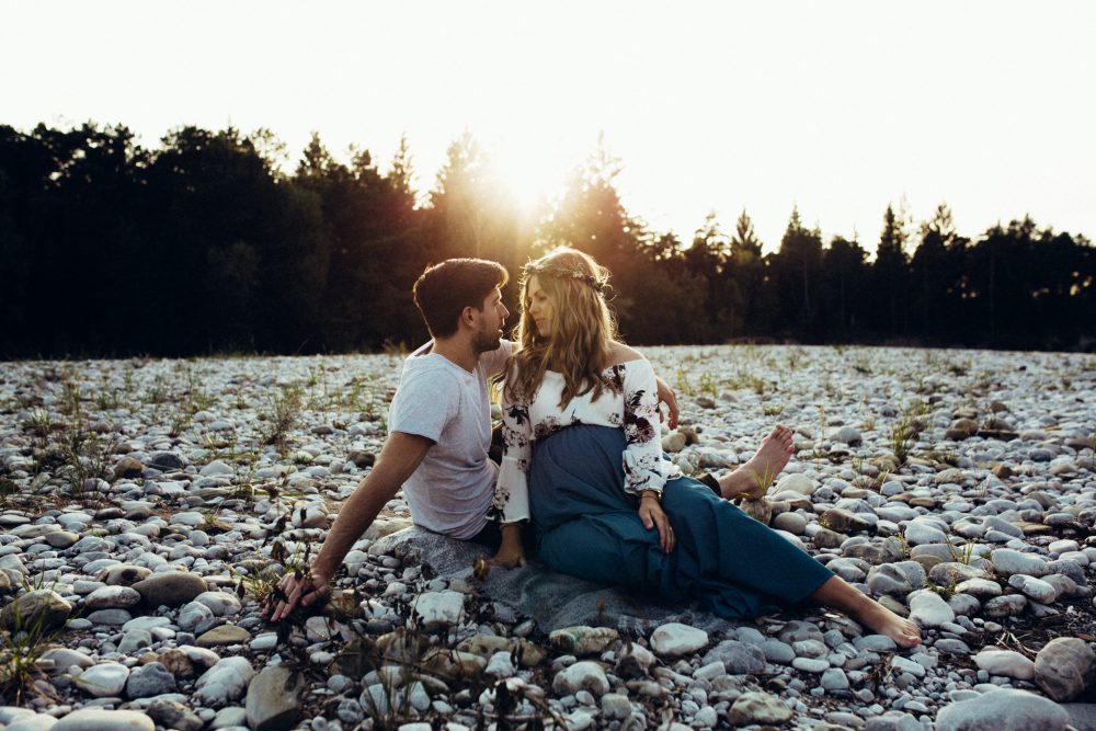 Babybauchshooting an der idyllischen Isar