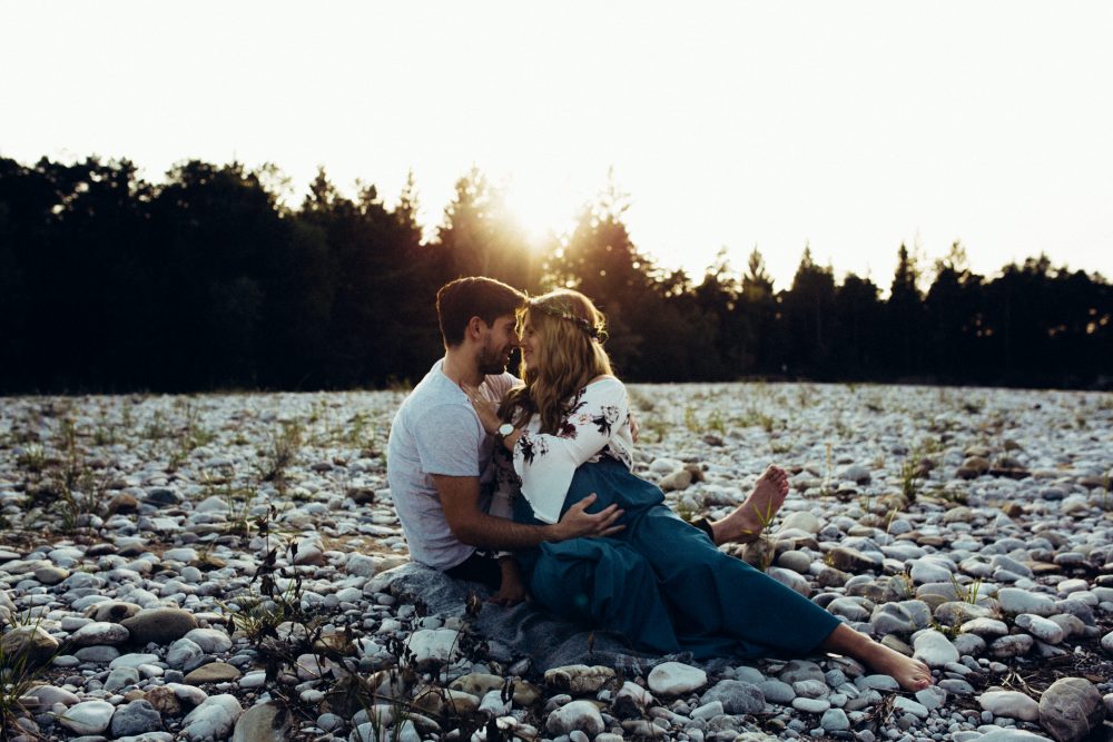 Babybauchshooting an der idyllischen Isar