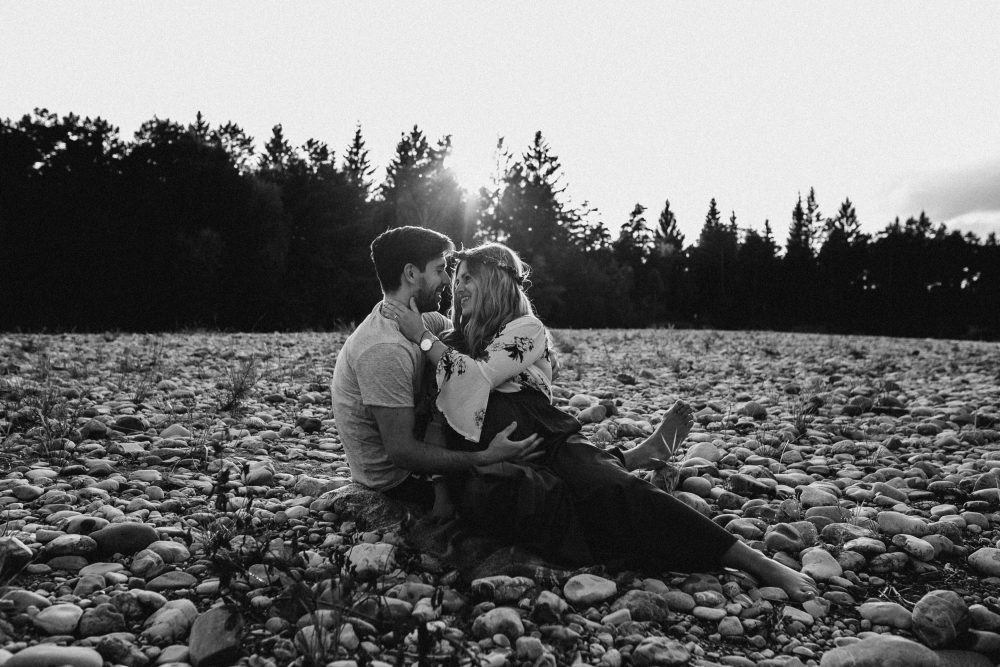Babybauchshooting an der idyllischen Isar