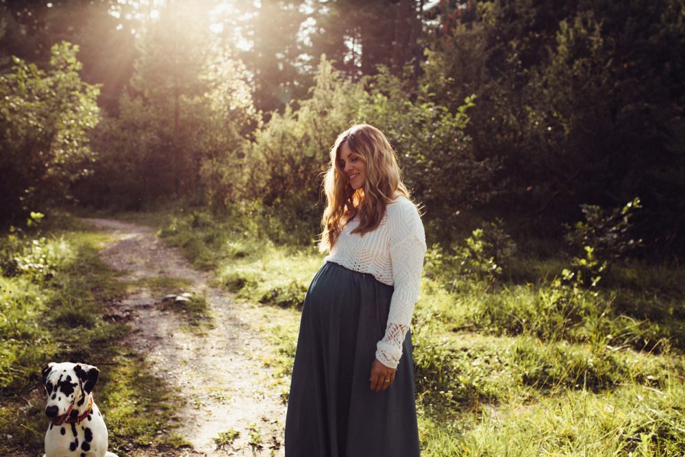 Babybauchshooting an der idyllischen Isar
