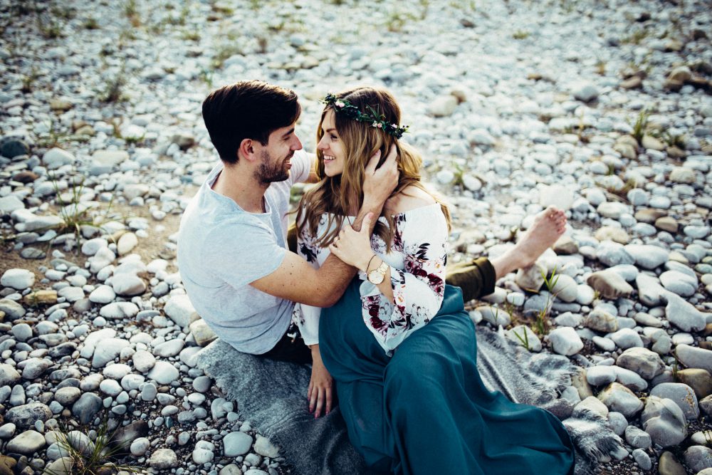 Babybauchshooting an der idyllischen Isar