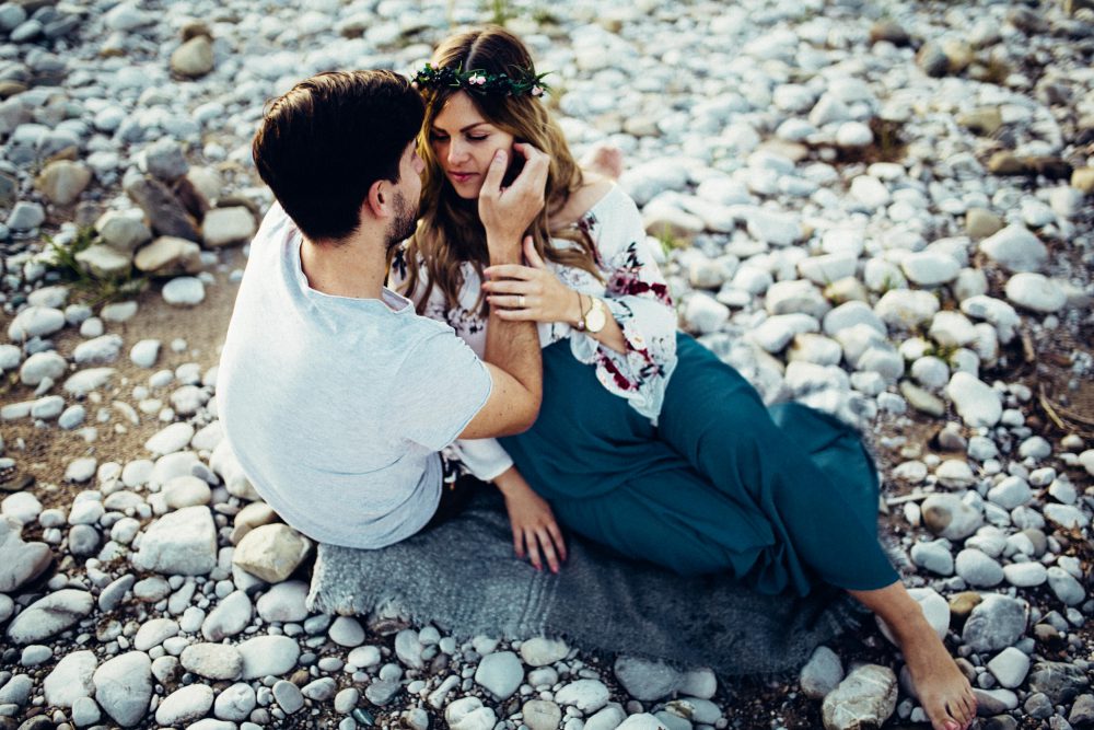 Babybauchshooting an der idyllischen Isar