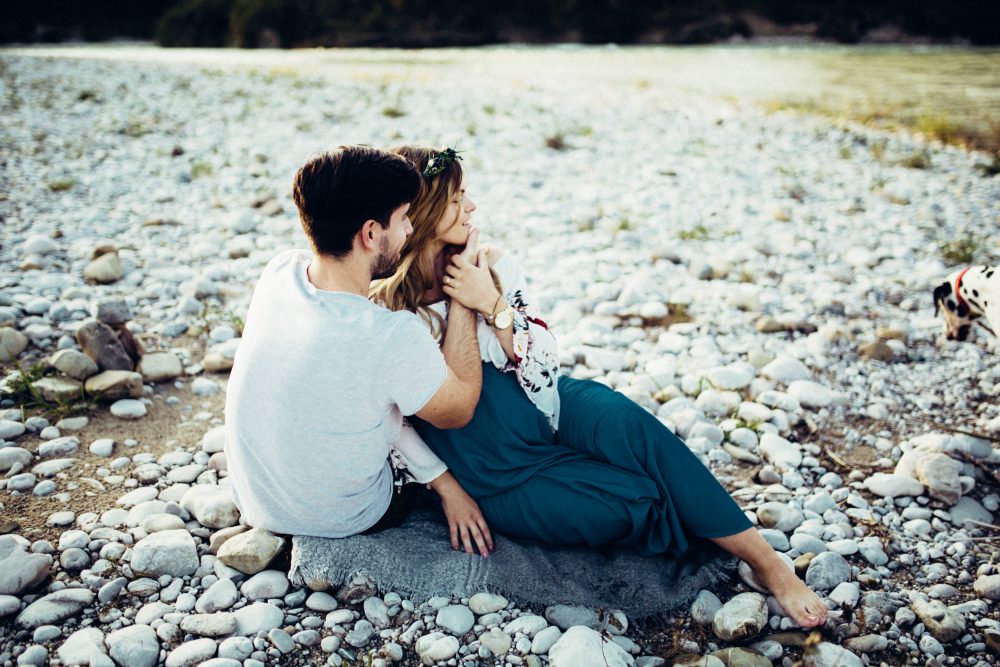 Babybauchshooting an der idyllischen Isar