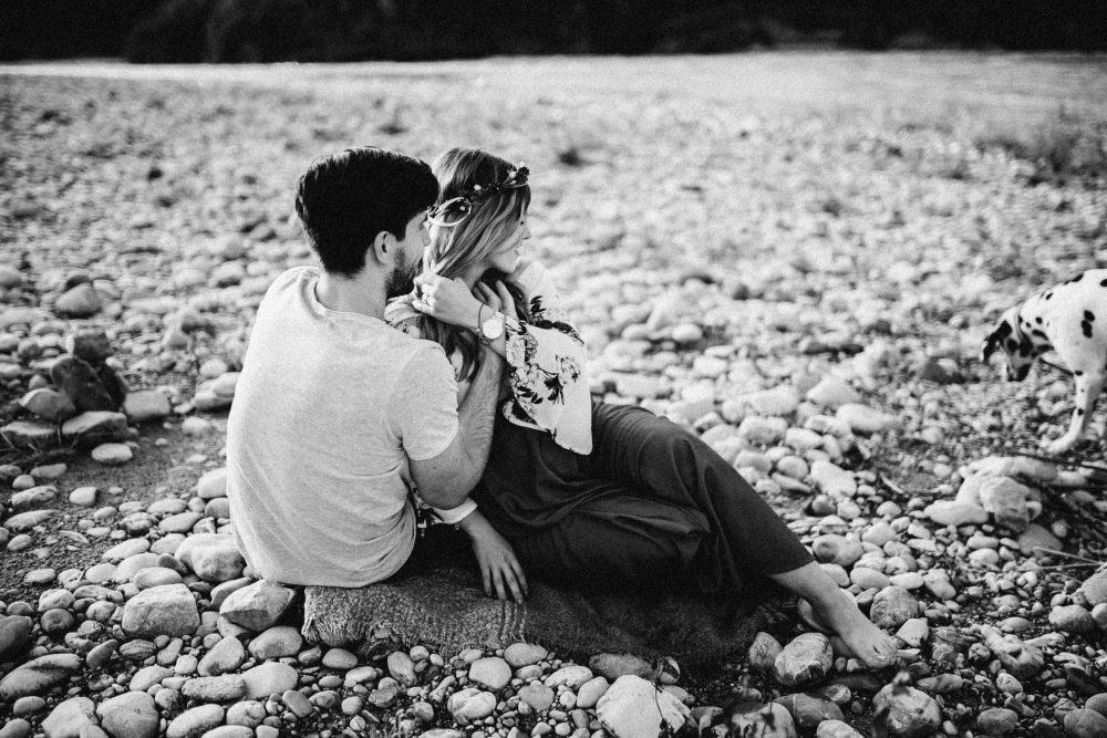 Babybauchshooting an der idyllischen Isar