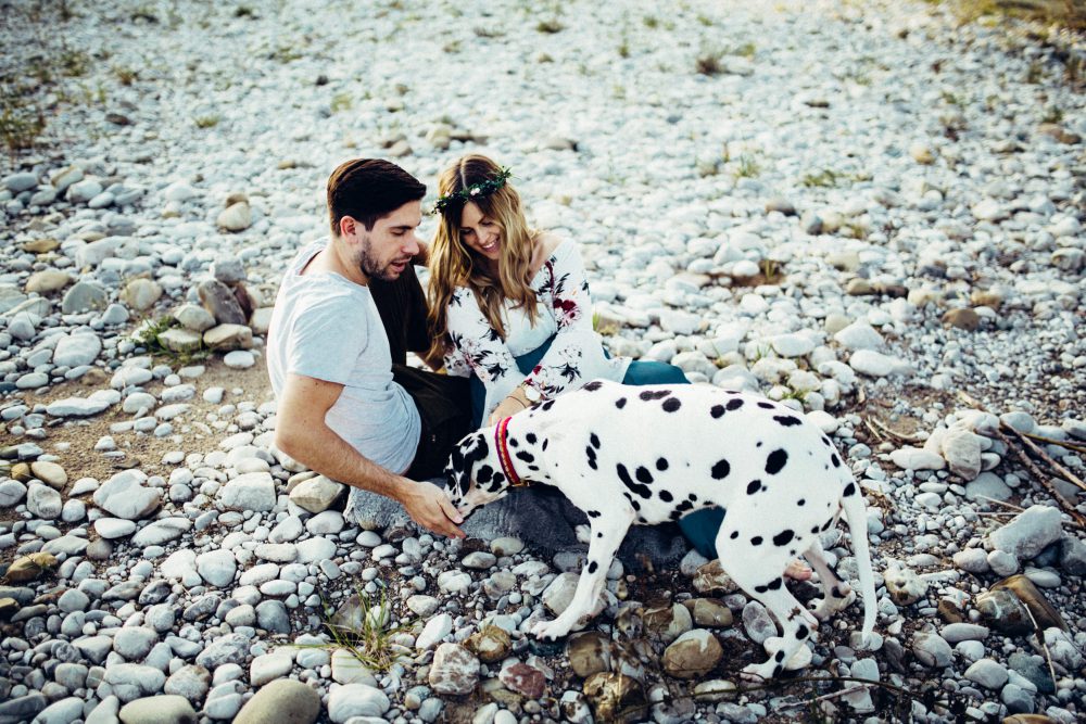 Babybauchshooting an der idyllischen Isar