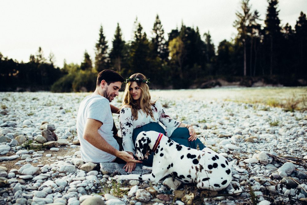Babybauchshooting an der idyllischen Isar