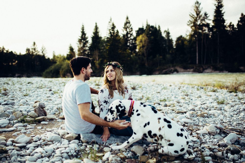 Babybauchshooting an der idyllischen Isar
