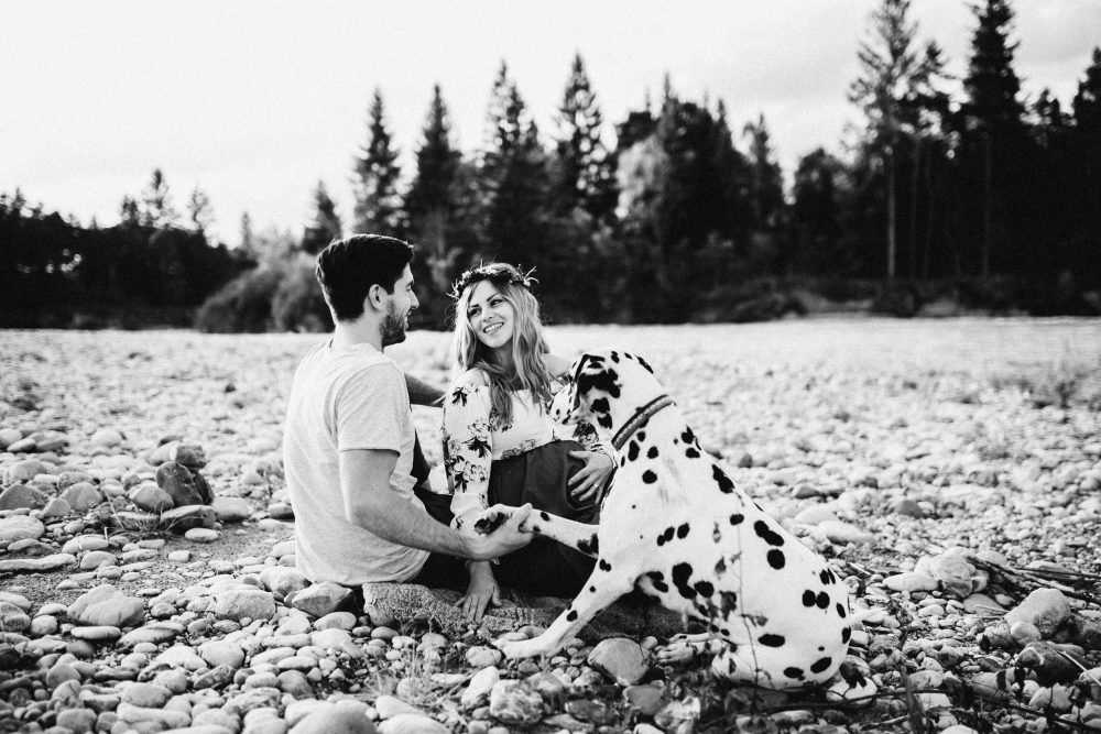 Babybauchshooting an der idyllischen Isar