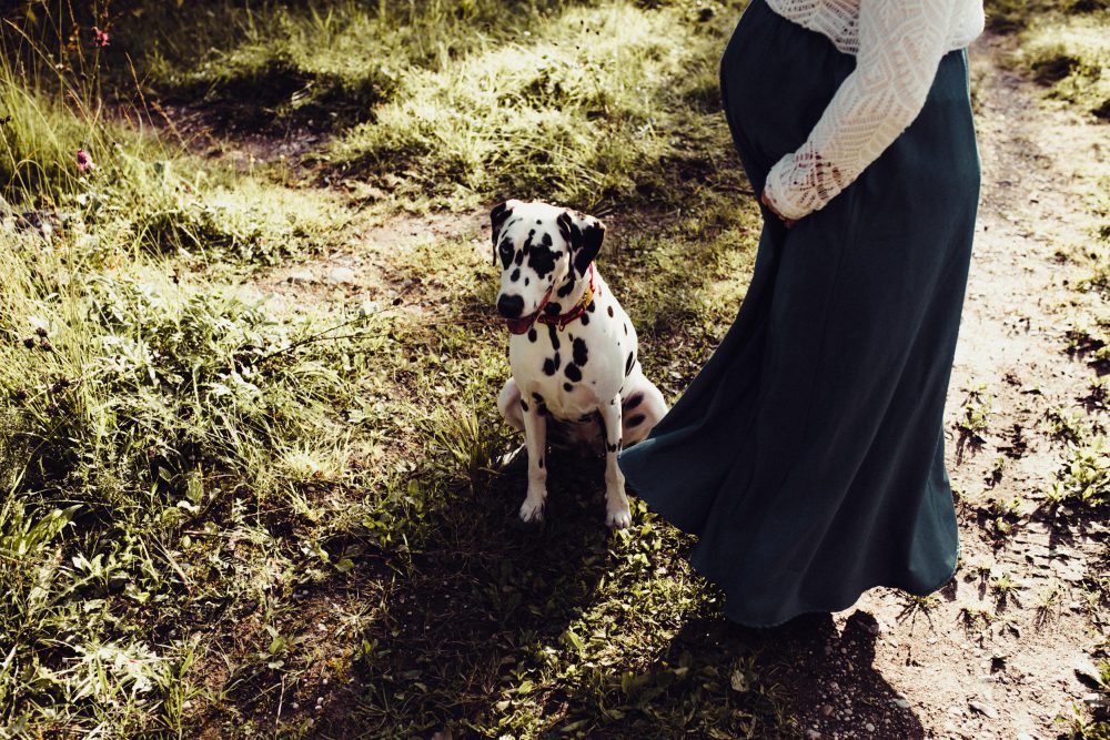 Babybauchshooting an der idyllischen Isar
