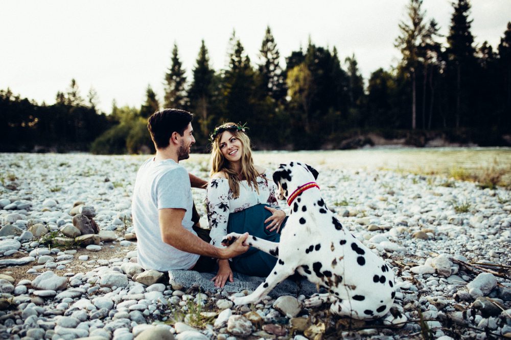 Babybauchshooting an der idyllischen Isar