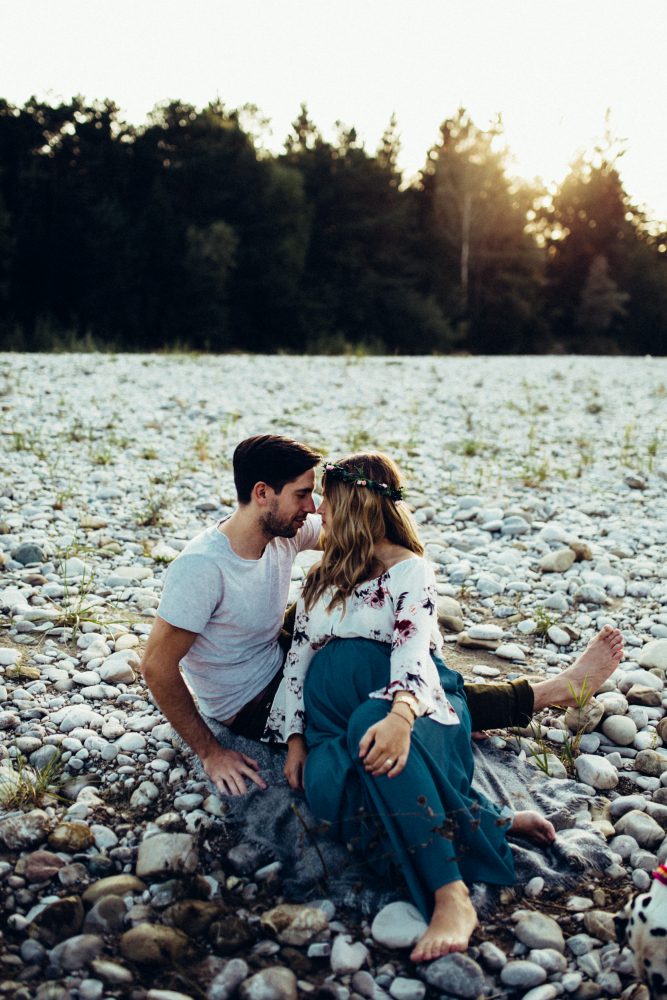 Babybauchshooting an der idyllischen Isar